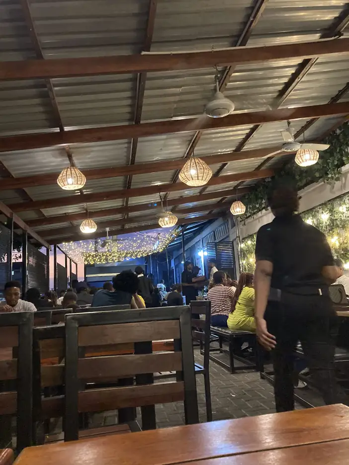 Ndani ya Zebra Restaurant